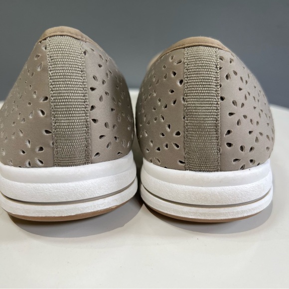 NWOB CLOUDSTEPPERS™ by Clarks Breeze Emily Slip-On Loafer Taupe Size 8 - Picture 5 of 7